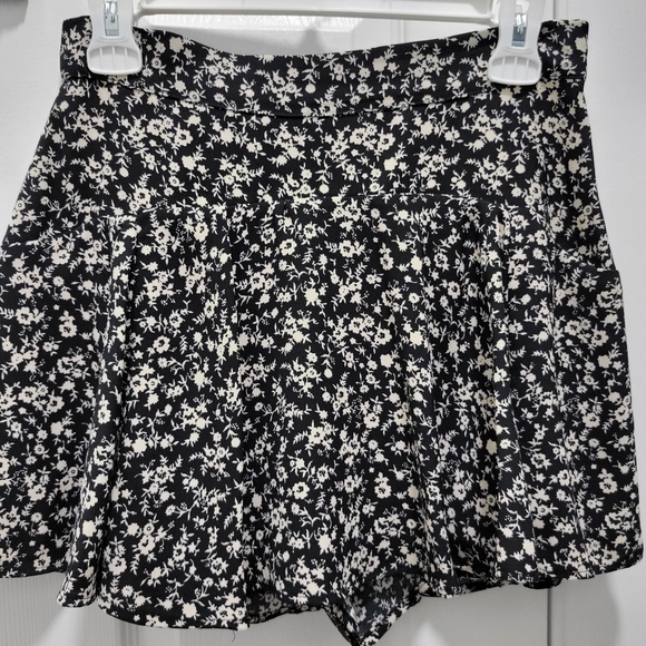 Sara Skirt Short - Picture 1 of 7